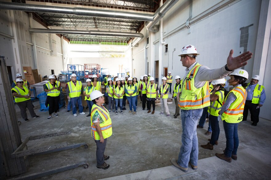 Thomas Lucas, superintendente de Rogers-O'Brien Construction, conduce un recorrido de la escuela nueva el mes pasado.