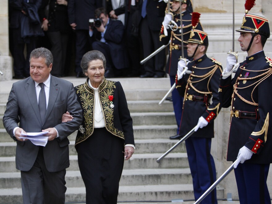 Simone Veil leaves the Institut de France with her son Jean in 2010.