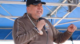 Governor Stephen Roe Lewis of the Gila River Indian Community thanks paradegoers for returning to the first Ira Hayes celebration in three years.