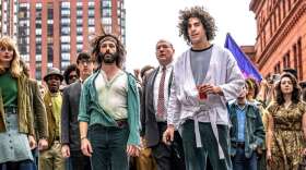 THE TRIAL OF THE CHICAGO 7 (L-R) CAITLIN FITZGERALD as DAPHNE O’CONNOR, ALAN METOSKIE as ALLEN GINSBURG, ALEX SHARP as RENNIE DAVIS, JEREMY STRONG as JERRY RUBIN, JOHN CARROLL LYNCH as DAVID DELLINGER, SASHA BARON COHEN as ABBEY HOFFMAN, NOAH ROBBINS as LEE WEINER. NICO TAVERNISE/NETFLIX © 2020.