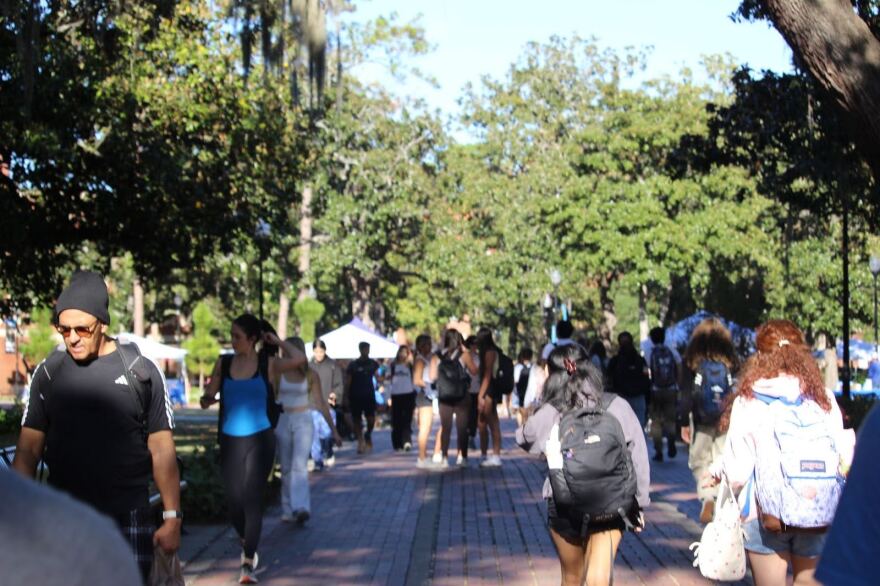 Estudiantes caminando por Plaza of the Americas durante un día escolar. Foto por: Dulce Rodriguez-Escamilla.