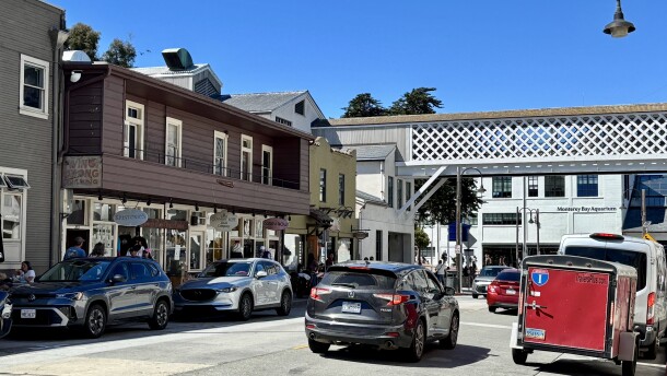 Crowds and cars in Cannery row, close to the Monterey Bay Aquarium