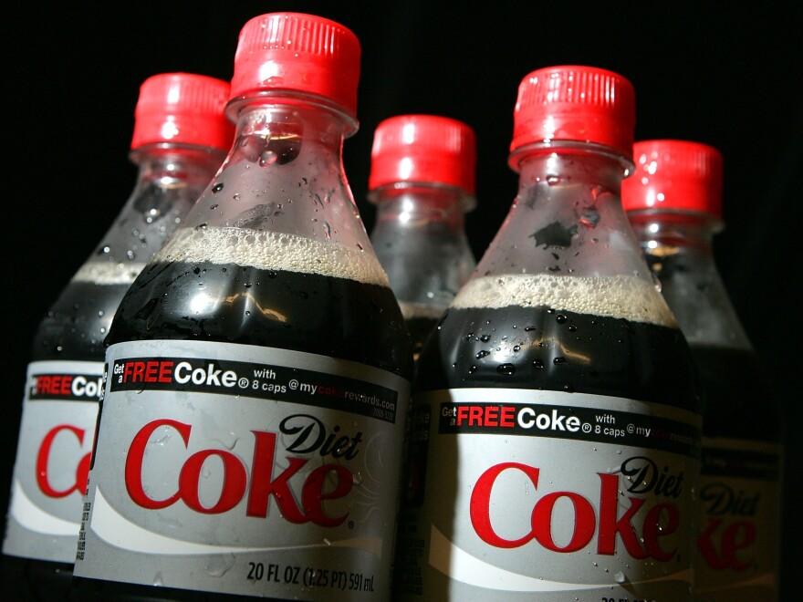 Drinking diet soda and other low-calorie drinks may help you manage weight, but experts say plain old H2O is still the best way to go.
