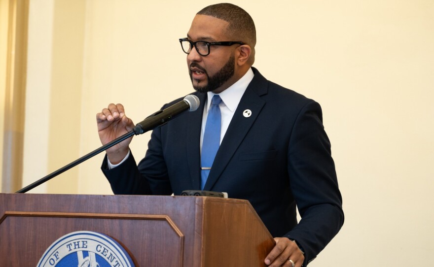 Gary Mayor Eddie Melton speaks to chamber of commerce members on Jan. 8.