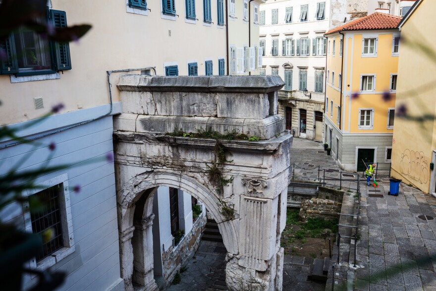 The Arco di Riccardo is believed to be named for King Richard I of England, who was imprisoned here — according to legend — on his way home from the Crusades.