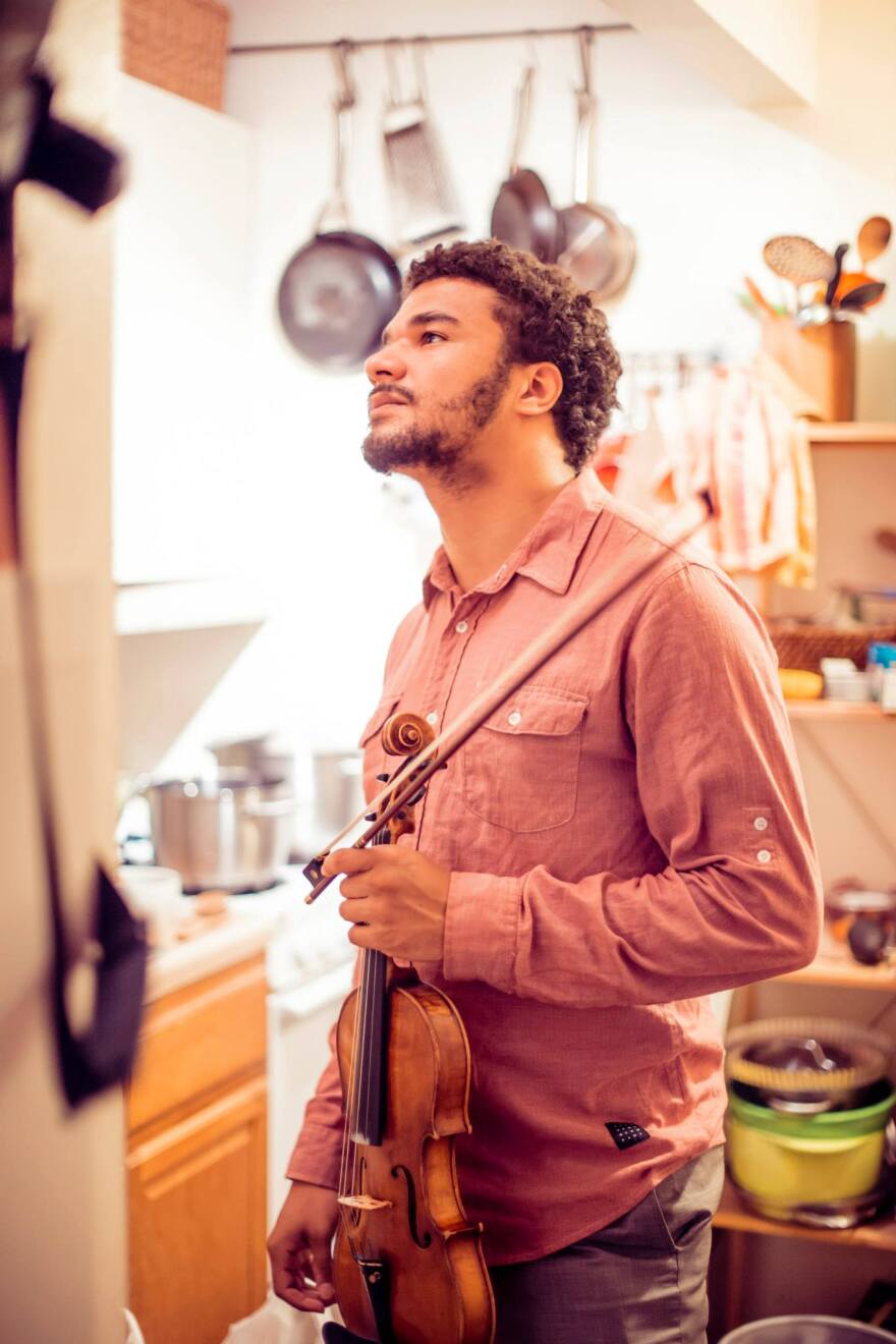  Violinist Curtis Stewart