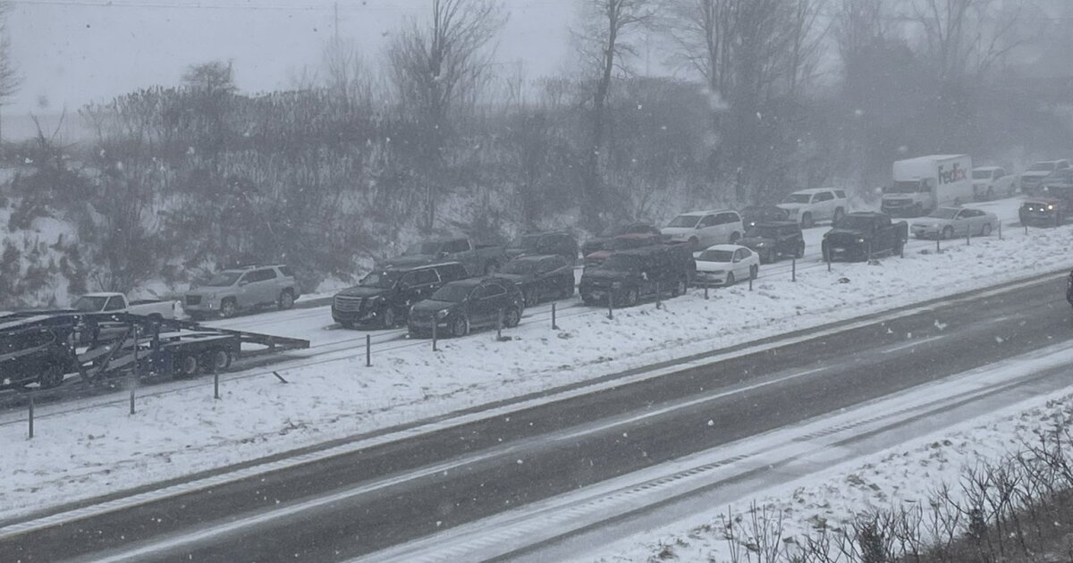 Snowy Michigan pileup ensnares up to 100 vehicles | WKAR Public Media