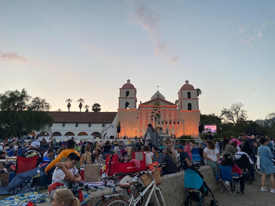 Thousands gather in anticipation of La Fiesta Pequeña, Old Spanish Days’ opening ceremony.