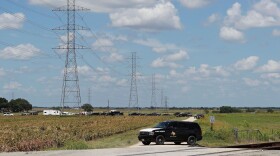 Authorities investigate the site of a hot air balloon accident in Maxwell, Texas on July 30, 2016. (Aaron M. Sprecher/AFP/Getty Images)