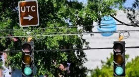 Traffic lights in downtown Chattanooga - with a sign for UTC.