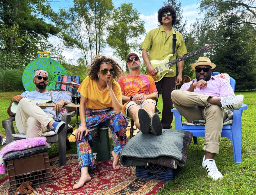 Frida and the Mann pose outside