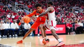 Syracuse guard Kiyan Anthony (7, Orange) fighting his way inside against a Louisville defender.