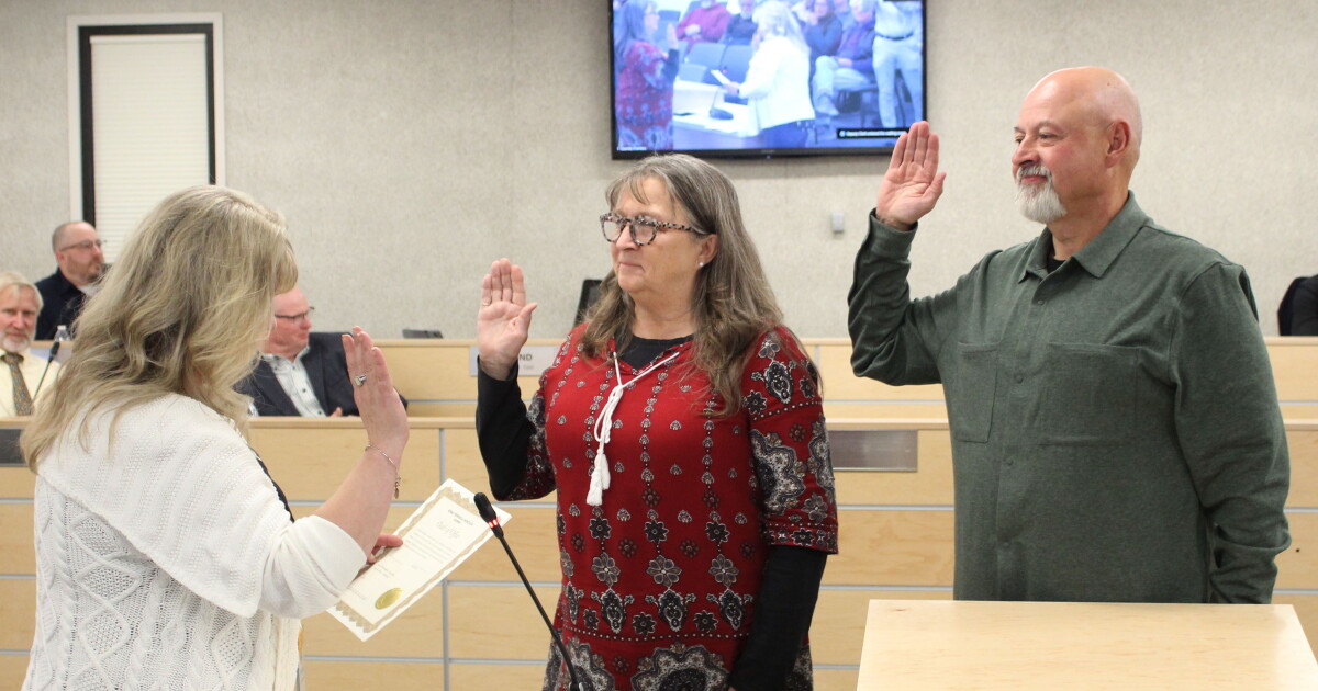 Two newly-elected assembly members sworn in