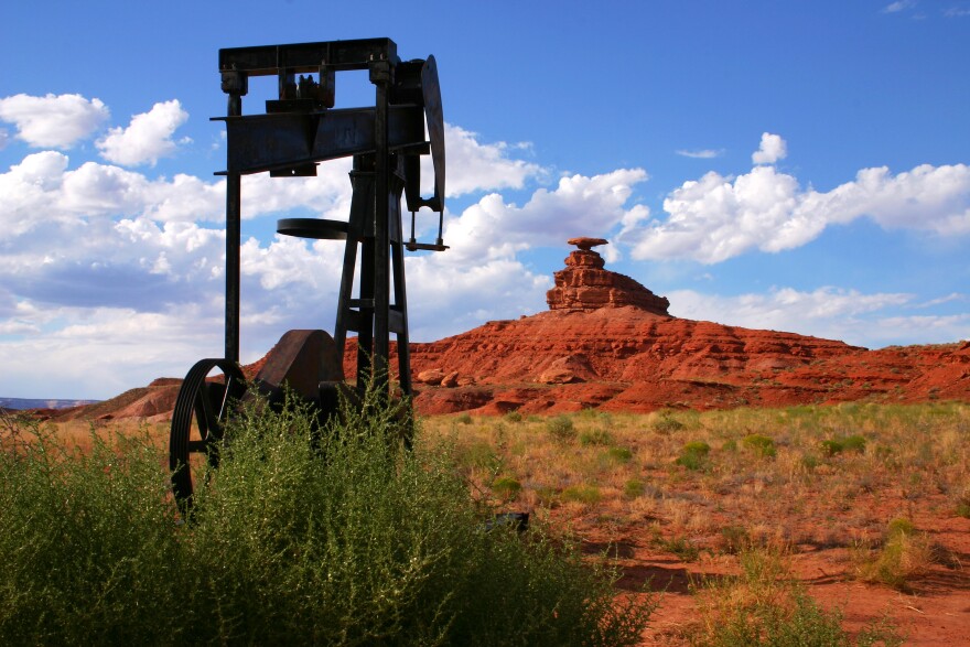 Photo of abandonned oil pump.