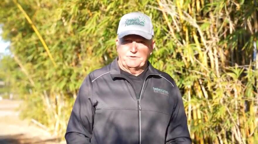 Imagen de Jim Fleming con pared de Bambú de fondo. Foto por: Alexis Vivanco.