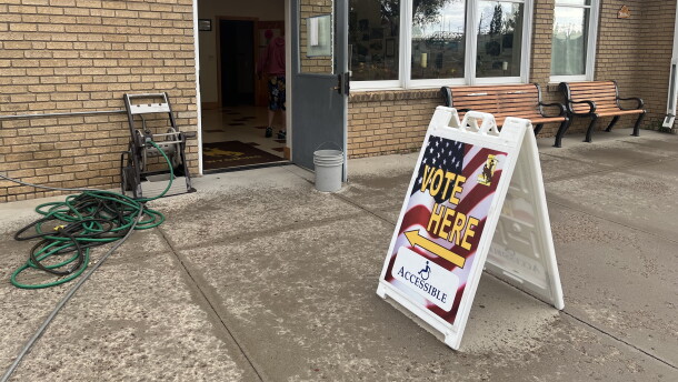 A sign directing people to go inside to vote.