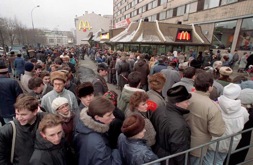Large line for McDonald's in the Soviet Union in 1990