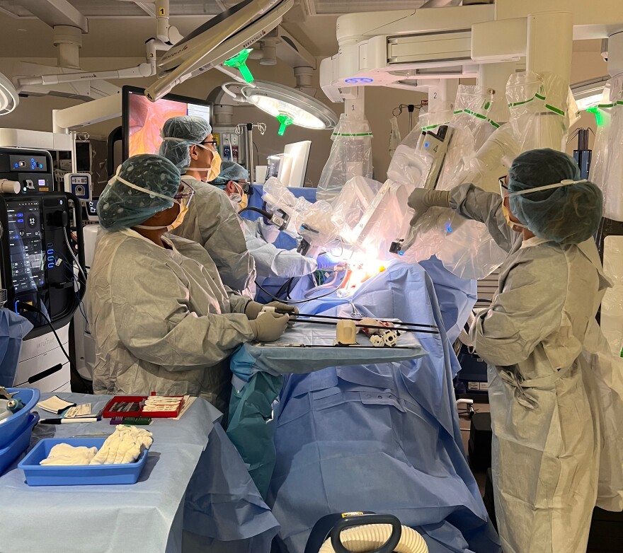 The UI Health Care transplant team performs its first robotic living donor nephrectomy, marking a major milestone in advancing kidney transplant care.