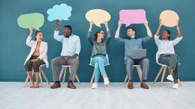 Póster, opinión y diversidad con globo de pensamiento sobre una encuesta de votación en la junta de revisión. Equipo con tableros de publicidad simulados de redes sociales con íconos de comunicación, nube o cartelera para red.