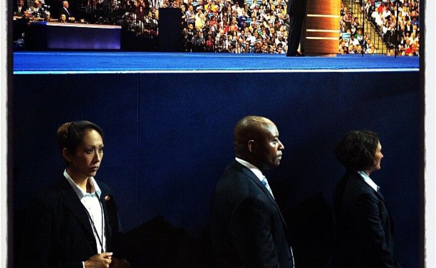 Secret Service and Obama at the DNC. <a href="http://web.stagram.com/p/274884835015659714_23864099">@sullyfoto</a>