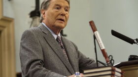 Jim Lehrer speaking at the Miller Center of Public Affairs, in Charlottesville, Virginia, in 2011.