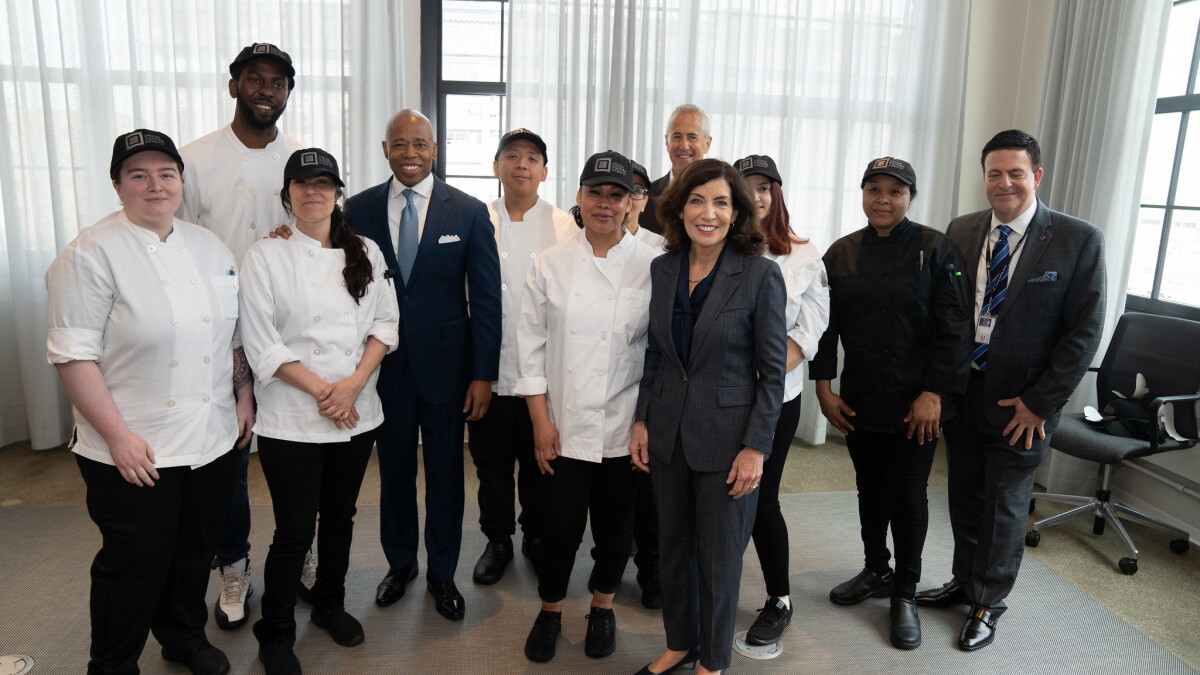 Hochul walks line between Adams and Biden in migrant crisis - Vimarsana News