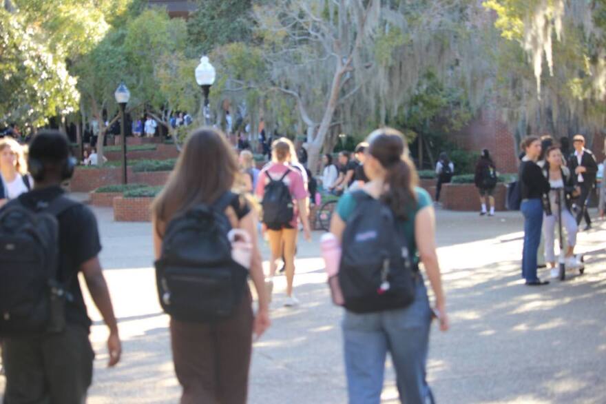 Estudiantes de la Universidad de Florida caminan por Turlington Plaza unos días antes de las vacaciones. Foto por: Dulce Rodriguez-Escamilla.