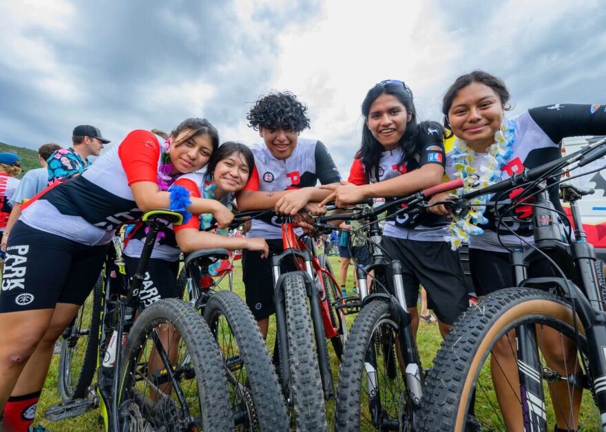 Desde el 29 de julio de 2025, el Park City Schools Mountain Bike Team (Equipo de Ciclismo de Montaña de las Escuelas de Park City) tiene 16 alumnos latinos. El equipo se está esforzando por hacer que el deporte sea accesible para todos en la comunidad.