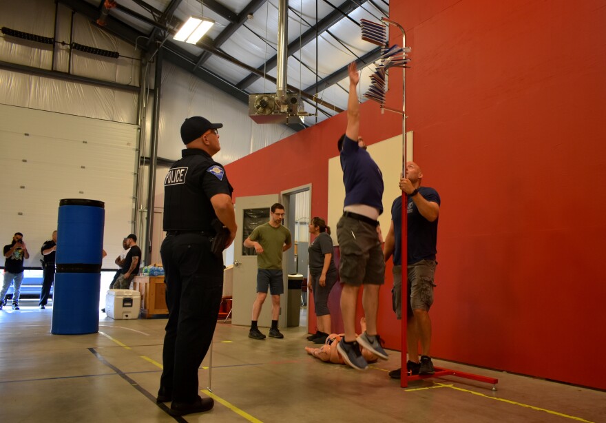 Prospective applicants to the South Bend Police Department practice meeting requirements to pass the Physical Agility Test. (Justin Hicks/WVPE News)