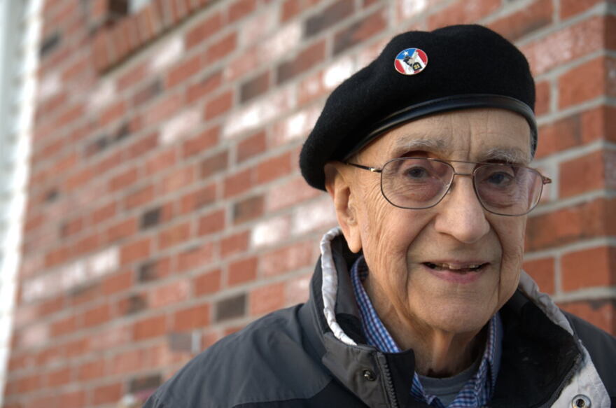 José Buscaglia almacena su trabajo en su hogar en Johnston, Rhode Island.