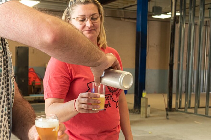 NY Grains, Trains, and Automobiles is a refreshingly clean pale with a hefty dose of effervescent bitterness.