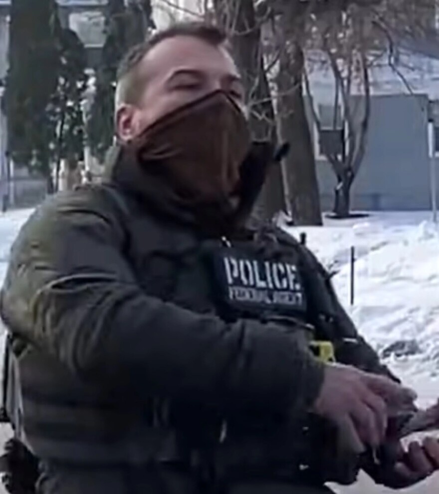 Una captura de pantalla de un vídeo de un testigo del agente de ICE, identificado como Jonathan Ross, que disparó a Renee Good el miércoles en Minneapolis.