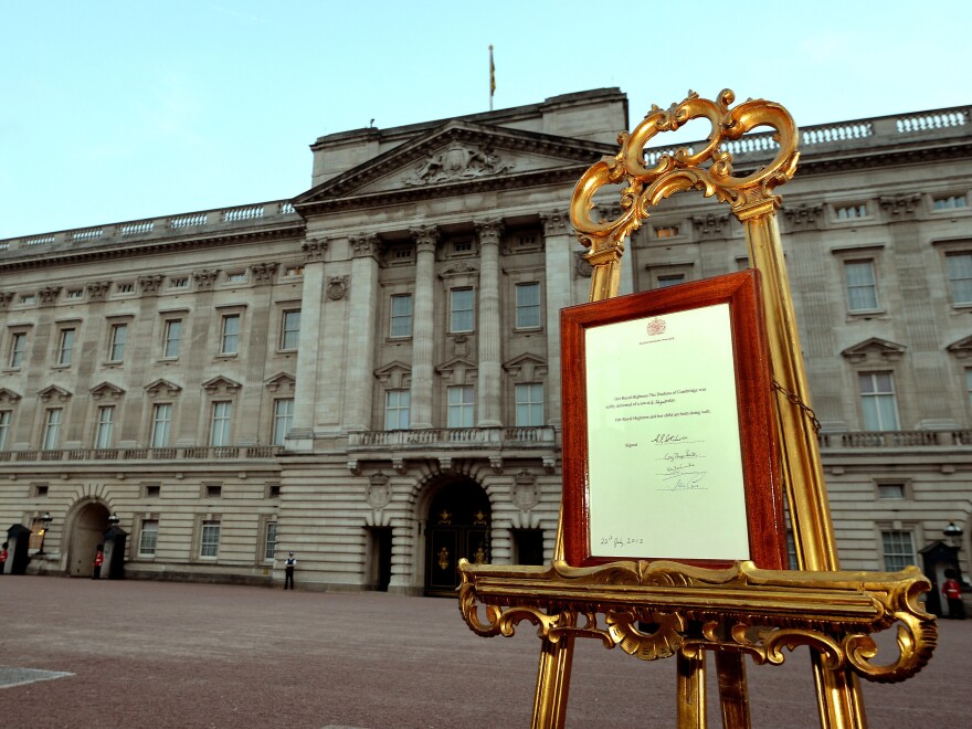 An easel stands in the Forecourt of Buckingham Palace to announce the birth of a baby boy, at 4:24pm to the Duke and Duchess of Cambridge at St Mary's Hospital on July 22, 2013 in London, England.