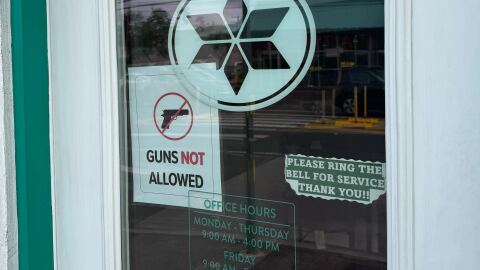 A Windward Oʻahu business displays a sign barring guns inside. (Jan. 18, 2025)