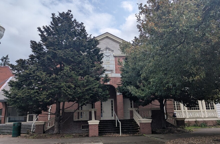 The entrance to Beall Hall on the UO campus.