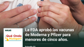 En la imagen se puede observar a un bebe de color piel blanca recibiendo una inyeccion.  En el lado inferior de la imagen esta el logo de Que Onda Michigan sobre un fondo blanco. En la parte derecha las siguientes palabras estan escritas: "La FDA aprobó las vacunas de Moderna y Pfizer para menores de cinco años "  y "Episodio 52". 
