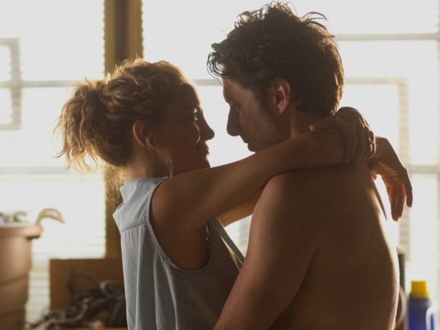 Aidan, a struggling actor, and Sarah Bloom, a public service worker played by Kate Hudson, are husband and wife who search for purpose in their lives.