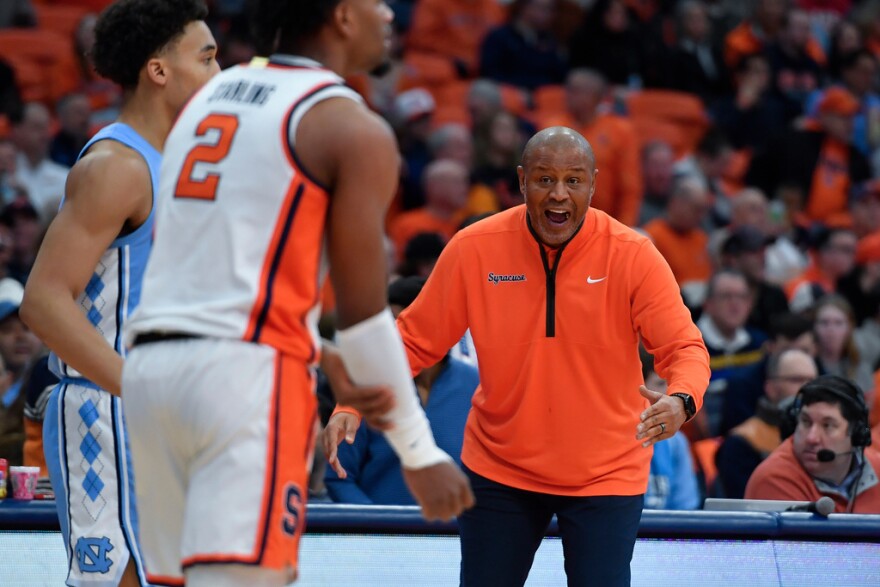 Syracuse head coach Adrian Autry, right, yells instructions to guard J.J. Starling (2) during the first half of an NCAA college basketball game against North Carolina, Saturday, Feb. 21, 2026, in Syracuse, N.Y. (AP Photo/Adrian Kraus)