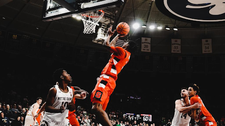 Judah Mintz (3) hangs in the air for the game-winning bucket when Syracuse and Notre Dame first met this season.