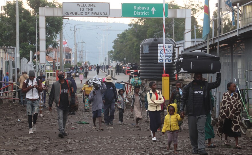 People who fled to Rwanda during the overnight eruption of Mount Nyiragongo return to Goma, Congo, early Sunday.