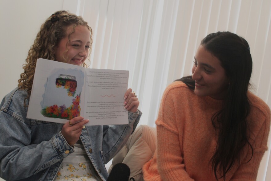 Sofia Recchi, derecha, y Caroline Anttila, izquierda, leen su libro nuevo, "Un Paseo al Corazón," el domingo 22 de febrero 2026 en el restaurante colombiano Casa Blanca en Nashua