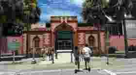 A man and woman walking toward a brick museum building