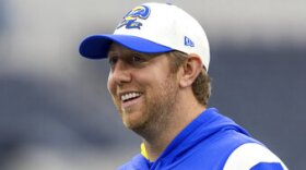 FILE - Los Angeles Rams offensive coordinator Liam Coen coaches players before the Rams play against the Seattle Seahawks in an NFL football game, Sunday, Dec. 4, 2022, in Inglewood, Calif. Kentucky coach Mark Stoops has re-hired former Los Angeles Rams assistant Liam Coen as offensive coordinator and quarterbacks coach, returning him to the program he built into one of the SEC’s top attacks in 2021. (AP Photo/Jeff Lewis, File)