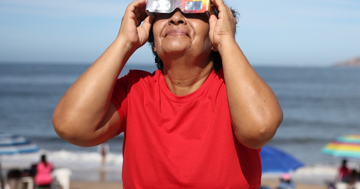 Excitement for the Eclipse at Mexico’s Beach Party Excitement for the Eclipse at Mexico’s Beach Party