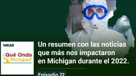 En la imagen se puede observar un mapa del estado de Michigan. En el fondo del mapa se puede observar un billete de $1 dolar estadounidense y una persona usando un traje de protección que se usaba por los medicos y proveedores de salud cuando empezo la pandemia del coronavirus.  En el lado inferior de la imagen esta el logo de Que Onda Michigan sobre un fondo blanco. En la parte derecha las siguientes palabras estan escritas: "Un resumen con las noticias que más nos impactaron en Michigan durante el 2022."  y "Episodio 72".