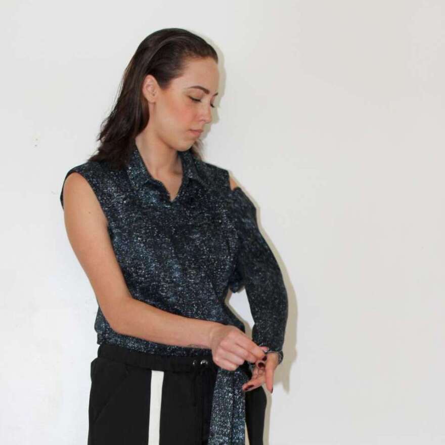The blouse's sleeves can be worn full-length, short-sleeved or sleeveless.