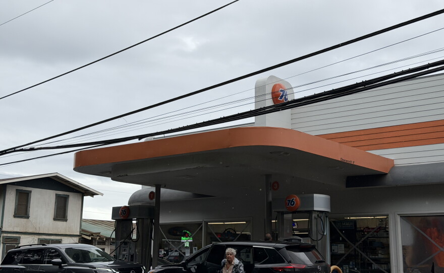 Cars line up outside of the 76 gas station in Nāʻālehu