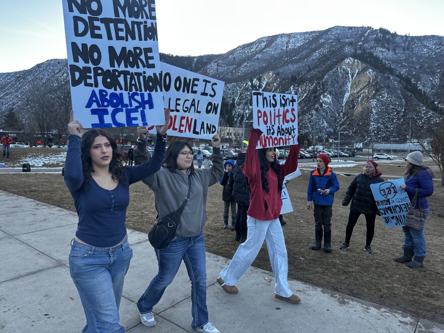 Estudiantes de la escuela Glenwood Springs protestan contra las tácticas del Servicio de Inmigración y Control de Aduanas de los Estados Unidos en Minneapolis y en todo el país en el jardín de la escuela el 30 de enero de 2026.