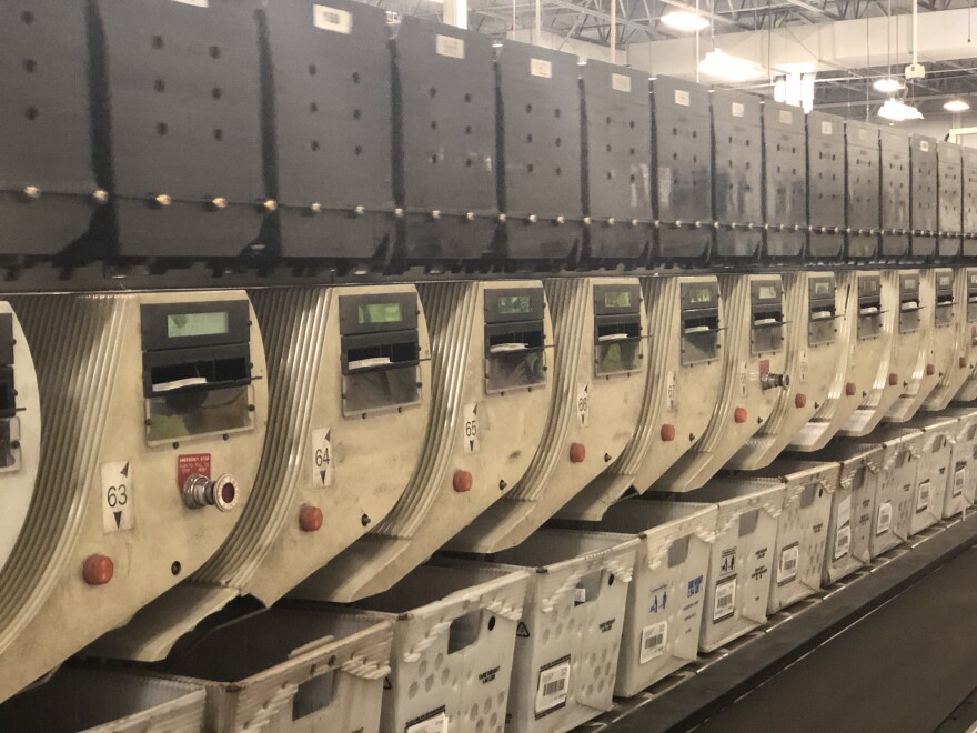 A machines sorting mail