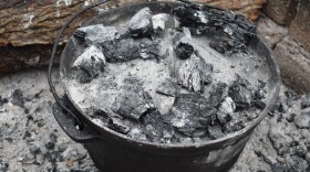 Dutch Kettle W/ flat top for coals.